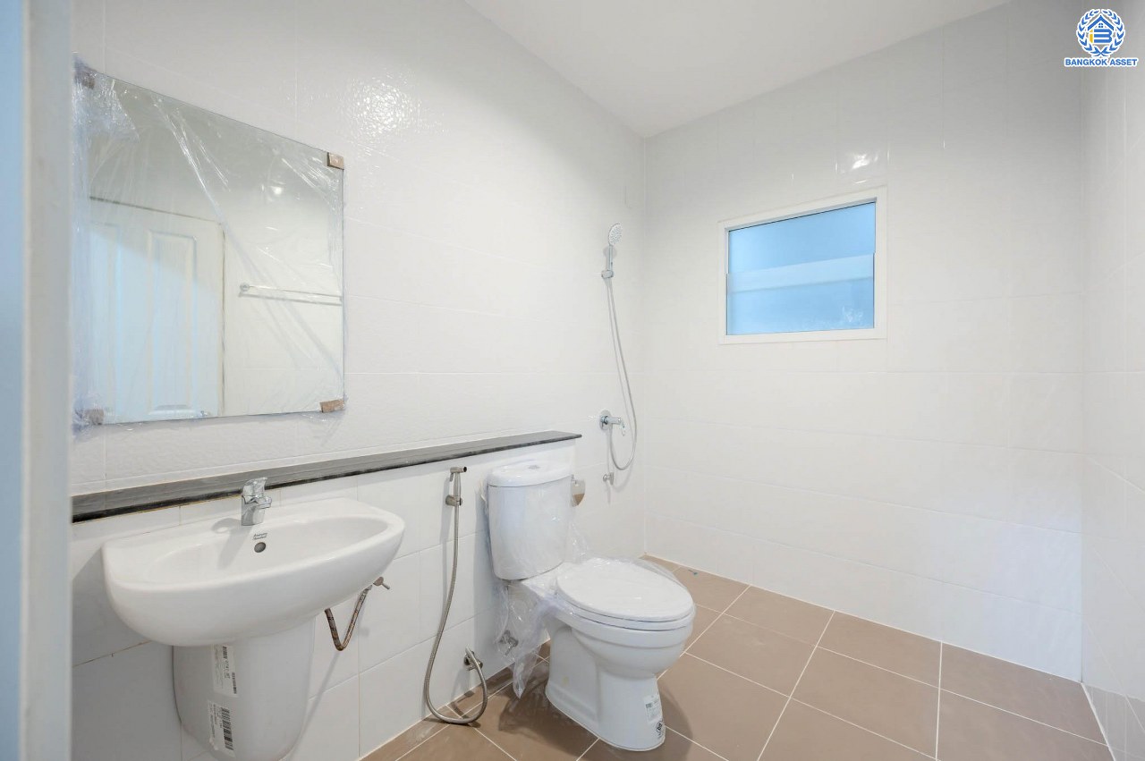 บ้านมือสองตกแต่งใหม่ โครงการ แลนซิโอ วงแหวน-ปิ่นเกล้า เนื้อที่ 37.3 ตร.ว. พื้นที่ใช้สอย 109.33 ตร.ม. พร้อมฟังก์ชัน 3 ห้องนอน 2 ห้องน้ำ จอดรถได้ 1 คัน บนทำเลเดินทางสะดวก ใกล้ถนนกาญจนาภิเษก เข้า-ออกได้หลายเส้นทาง ใกล้จุดขึ้นทางด่วน "ศรีรัช" และรถไฟฟ้าสายสีม่วง "สถานีสามแยกบางใหญ่"